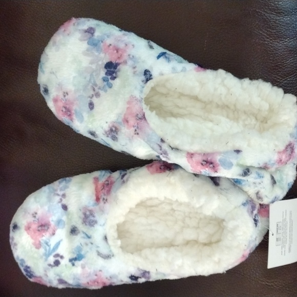 Brand New Makeup Pouch with NWT Slippers - Picture 5 of 12